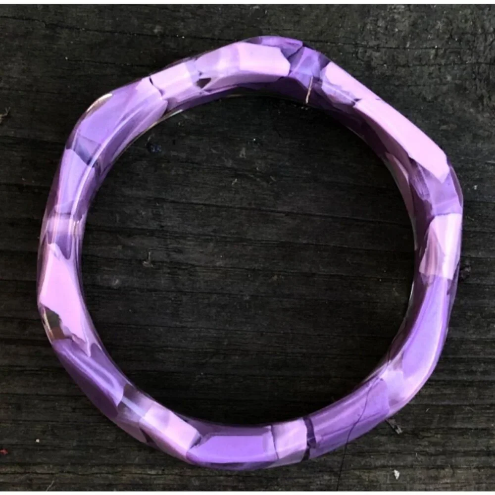 Vintage Faceted Hexagonal Y2K Confetti Lucite Bracelet Shades of Purple in Clear - Picture 6 of 6